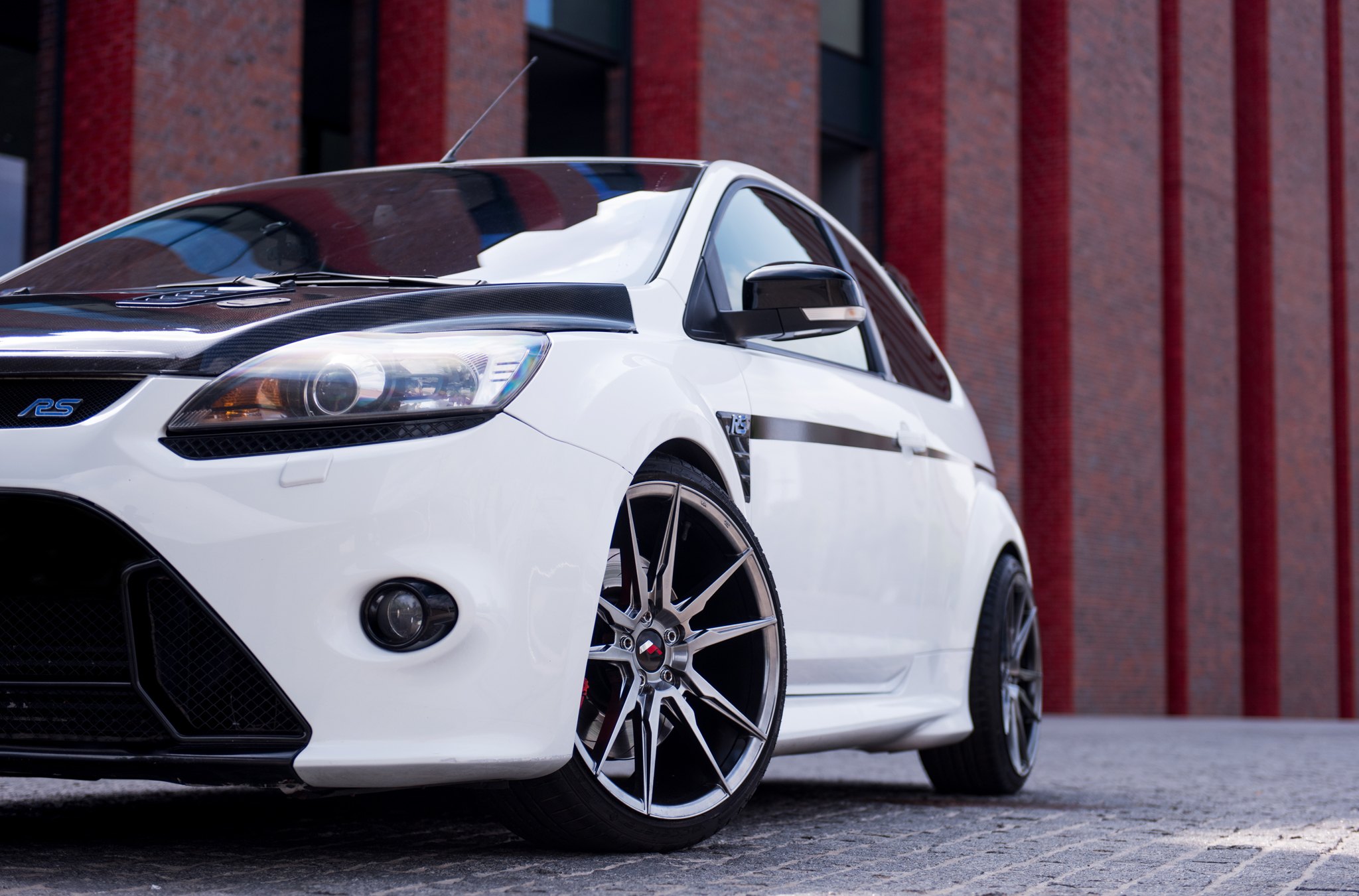 Aftermarket Headlights on White Ford Focus RS - Photo by JR Wheels