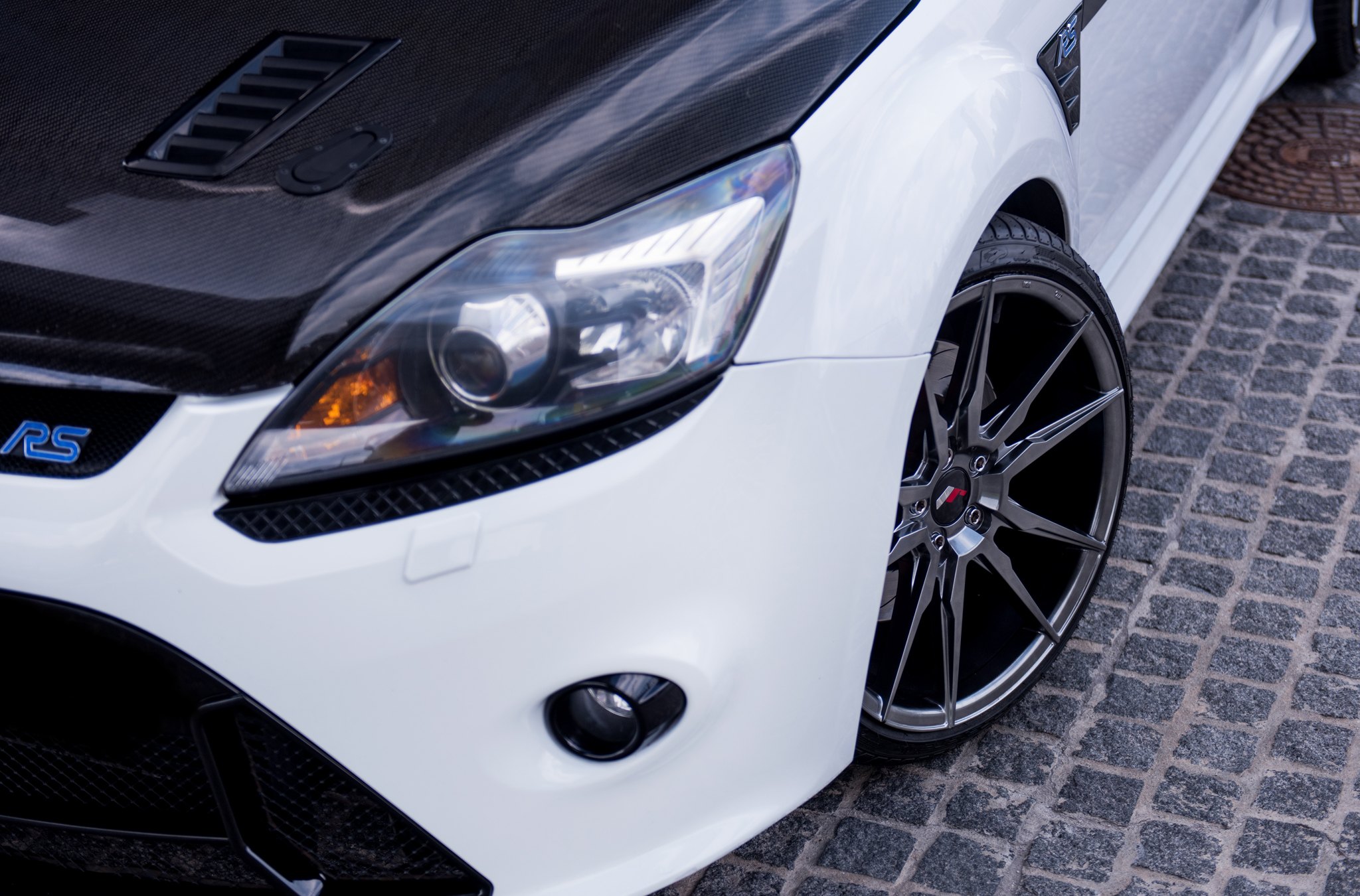 White Ford Focus RS with Custom JR Rims - Photo by JR Wheels