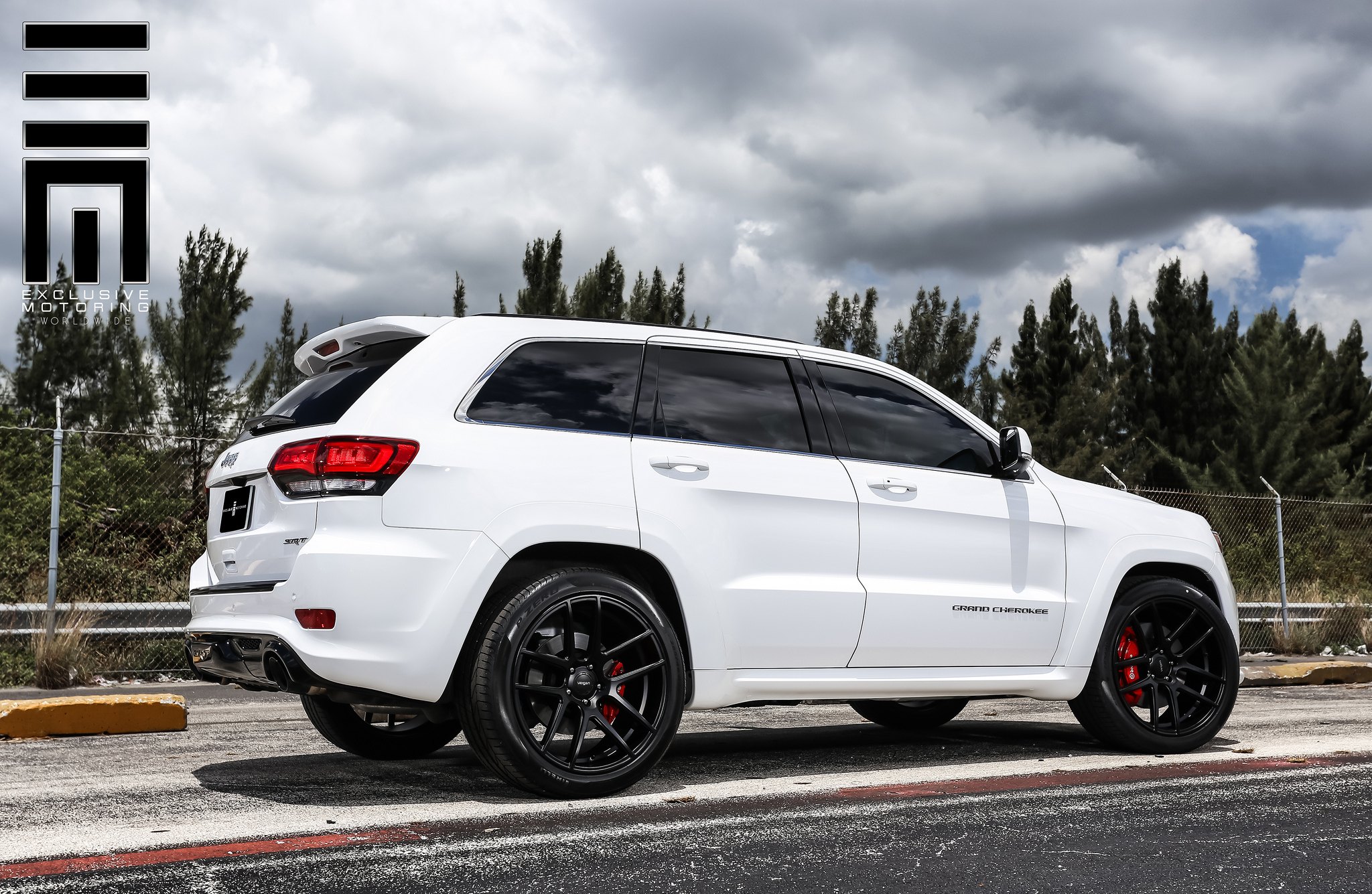 Jeep Grand Cherokee SRT With Black Rims and Red Brakes - Photo by Exclusive Motoring