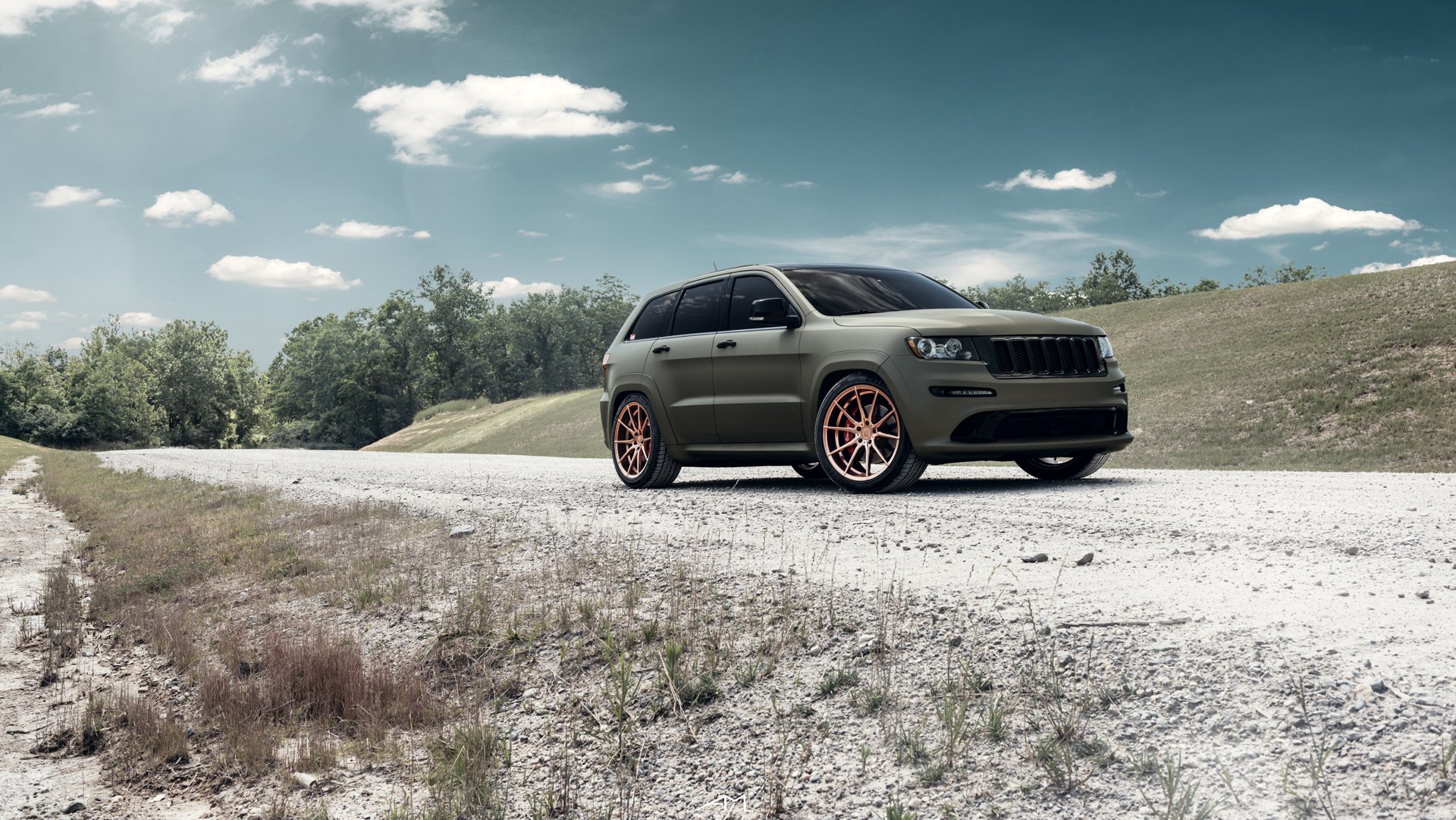 Aftermarket Side Skirts on Olive Matte Jeep Grand Cherokee - Photo by Arlen Liverman