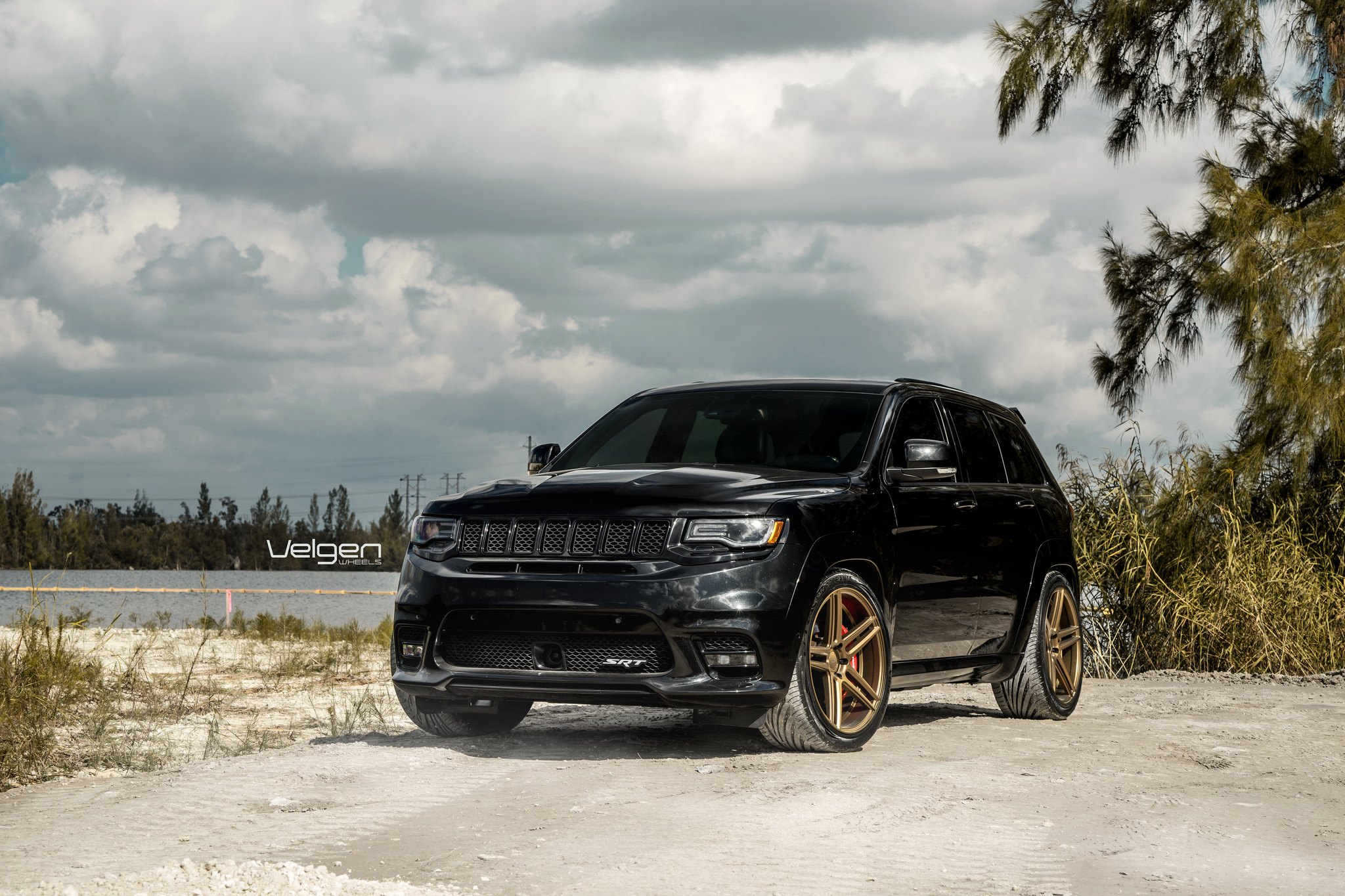 Blacked Out Mesh Grille on Jeep Grand Cherokee - Photo by Velgen
