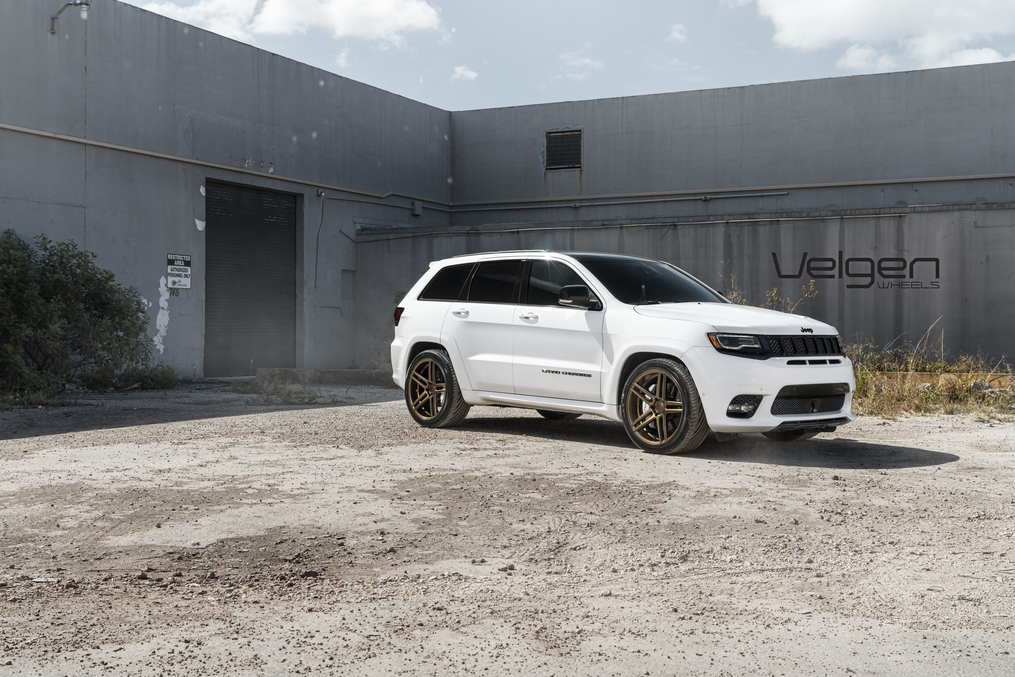 Aftermarket Side Skirts on White Jeep Grand Cherokee - Photo by Velgen Wheels