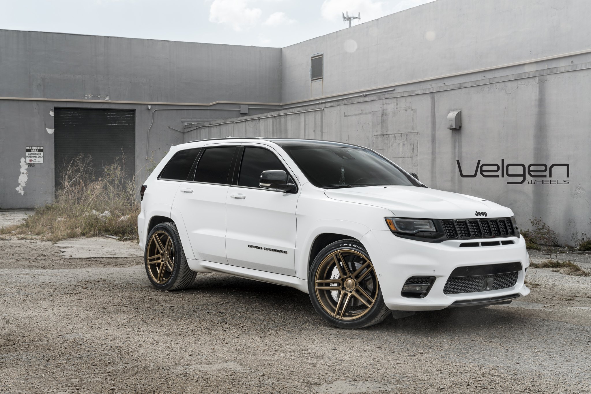 Aftermarket Front Bumper on White Jeep Grand Cherokee - Photo by Velgen Wheels