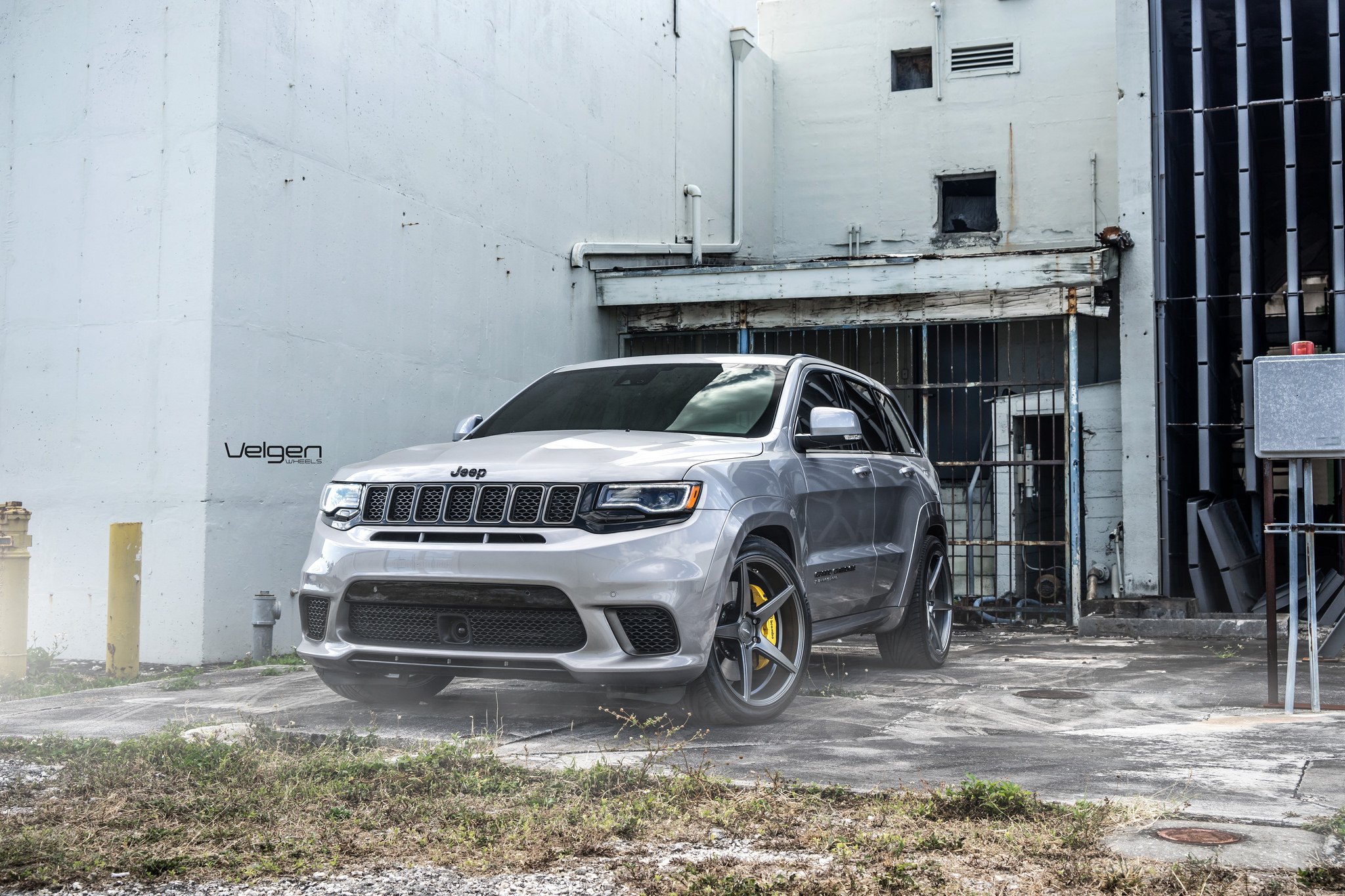 Gray Jeep Grand Cherokee with Aftermarket Headlights - Photo by Velgen Wheels