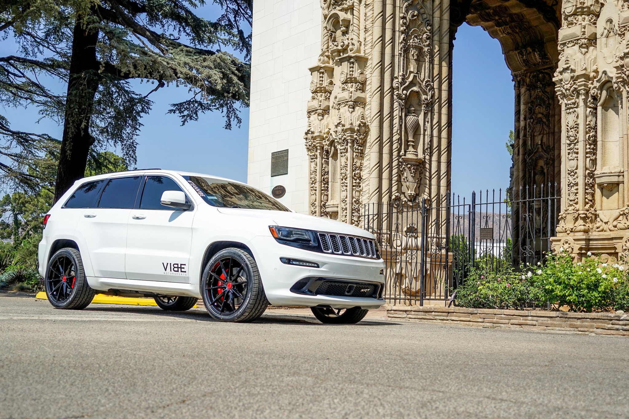 White Jeep Grand Cherokee with Aftermarket Headlights - Photo by VIBE Motorsports