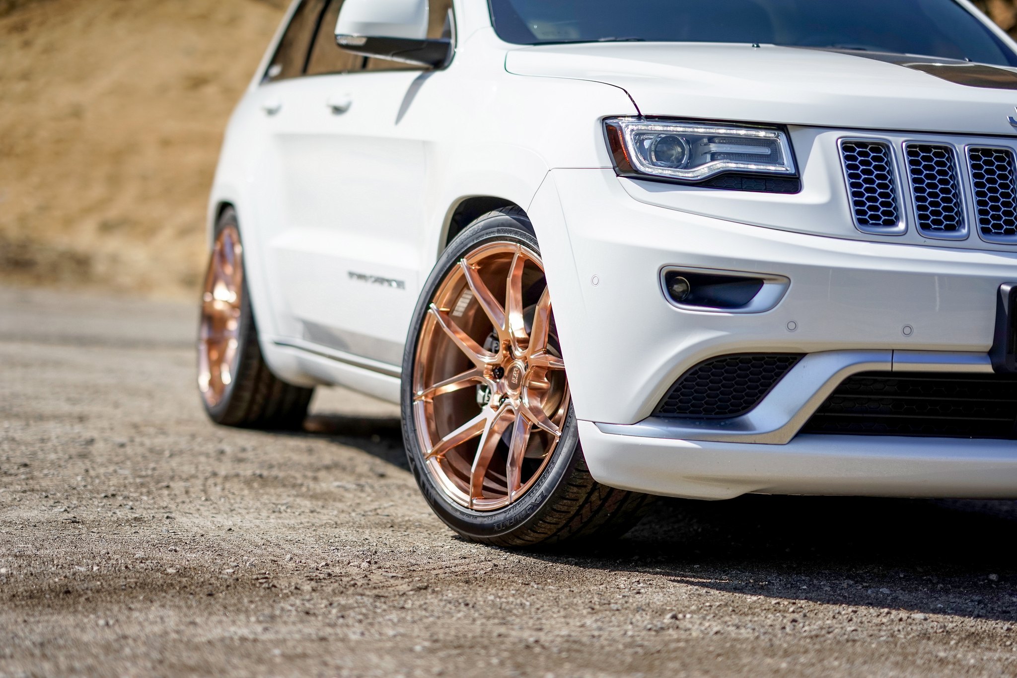 Aftermarket Side Skirts on White Jeep Grand Cherokee - Photo by VIBE Motorsports