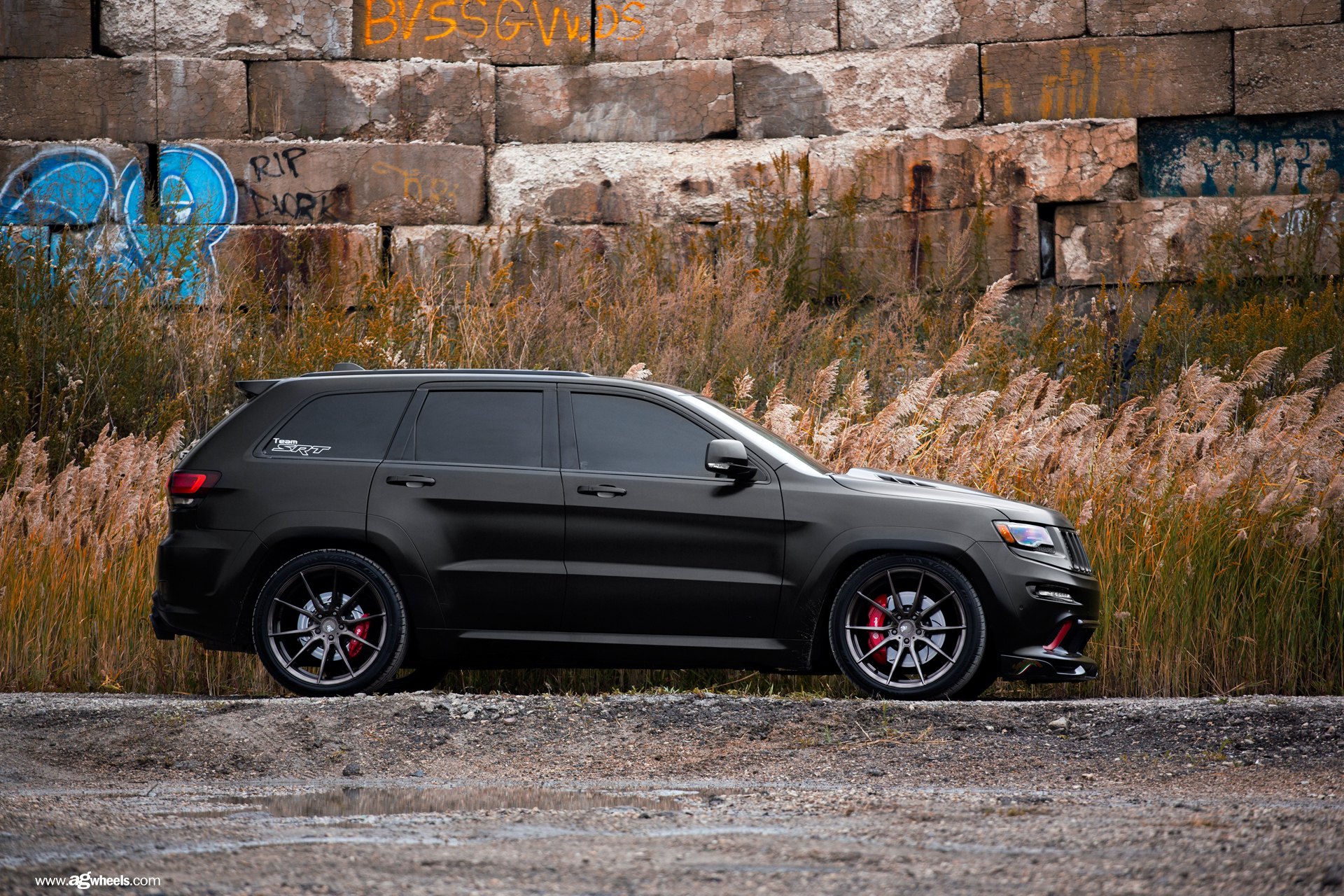 Lowered Jeep Grand Cherokee SRT in Black Color - Photo by Avant Garde