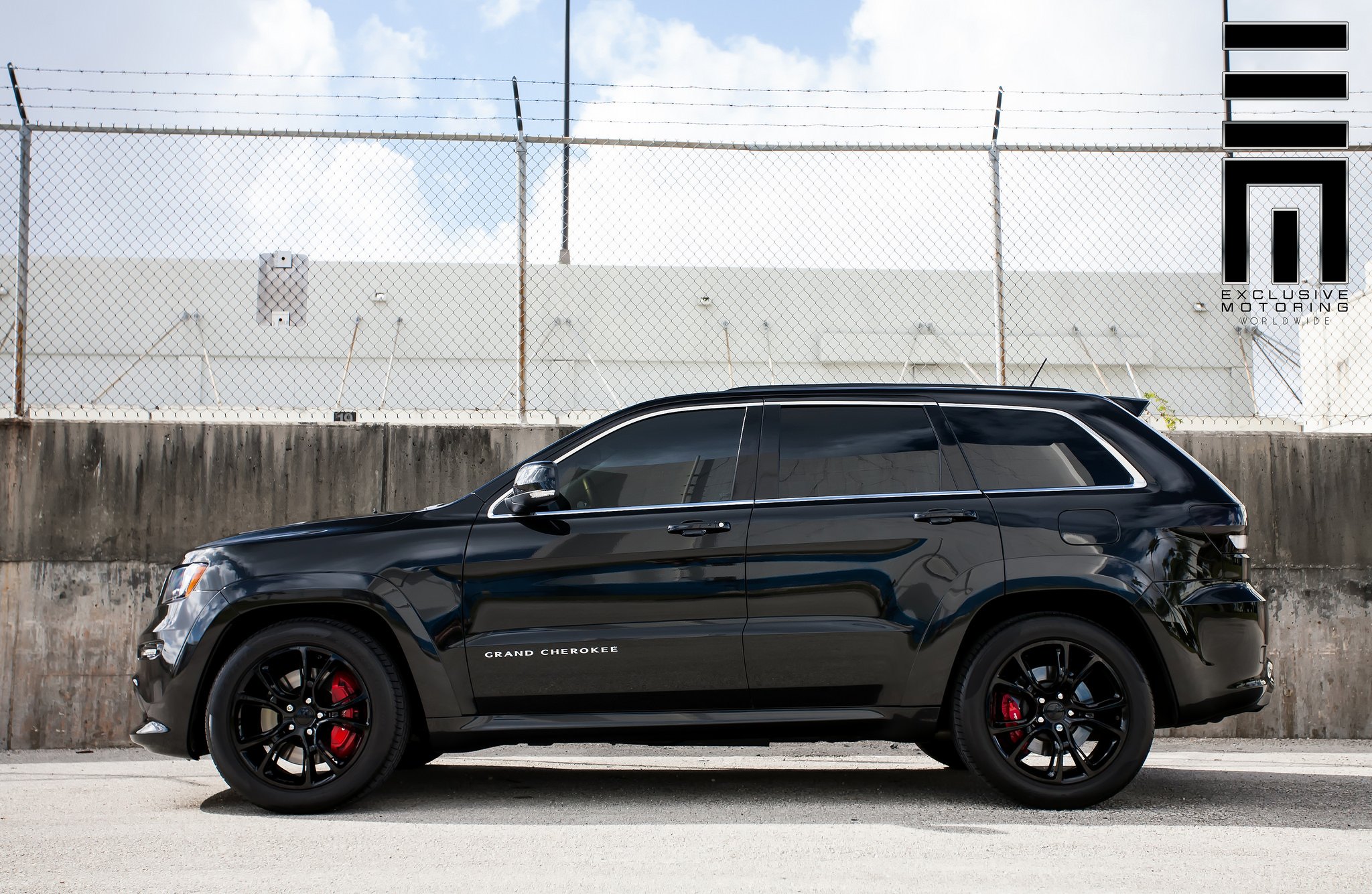Black Jeep Grand Cherokee With Red Brakes - Photo by Exclusive Motoring
