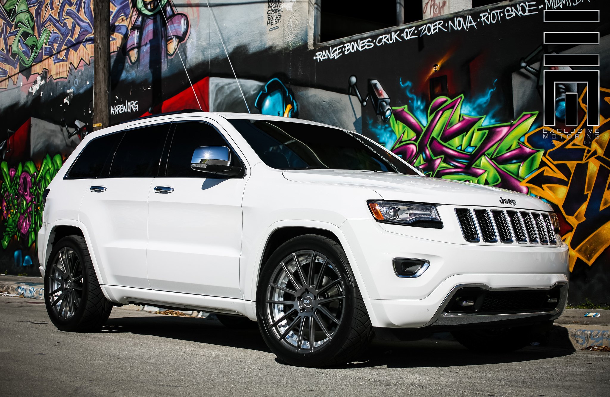 Jeep Grand Cherokee SRT on Graphite Gray Rims - Photo by Exclusive Motoring