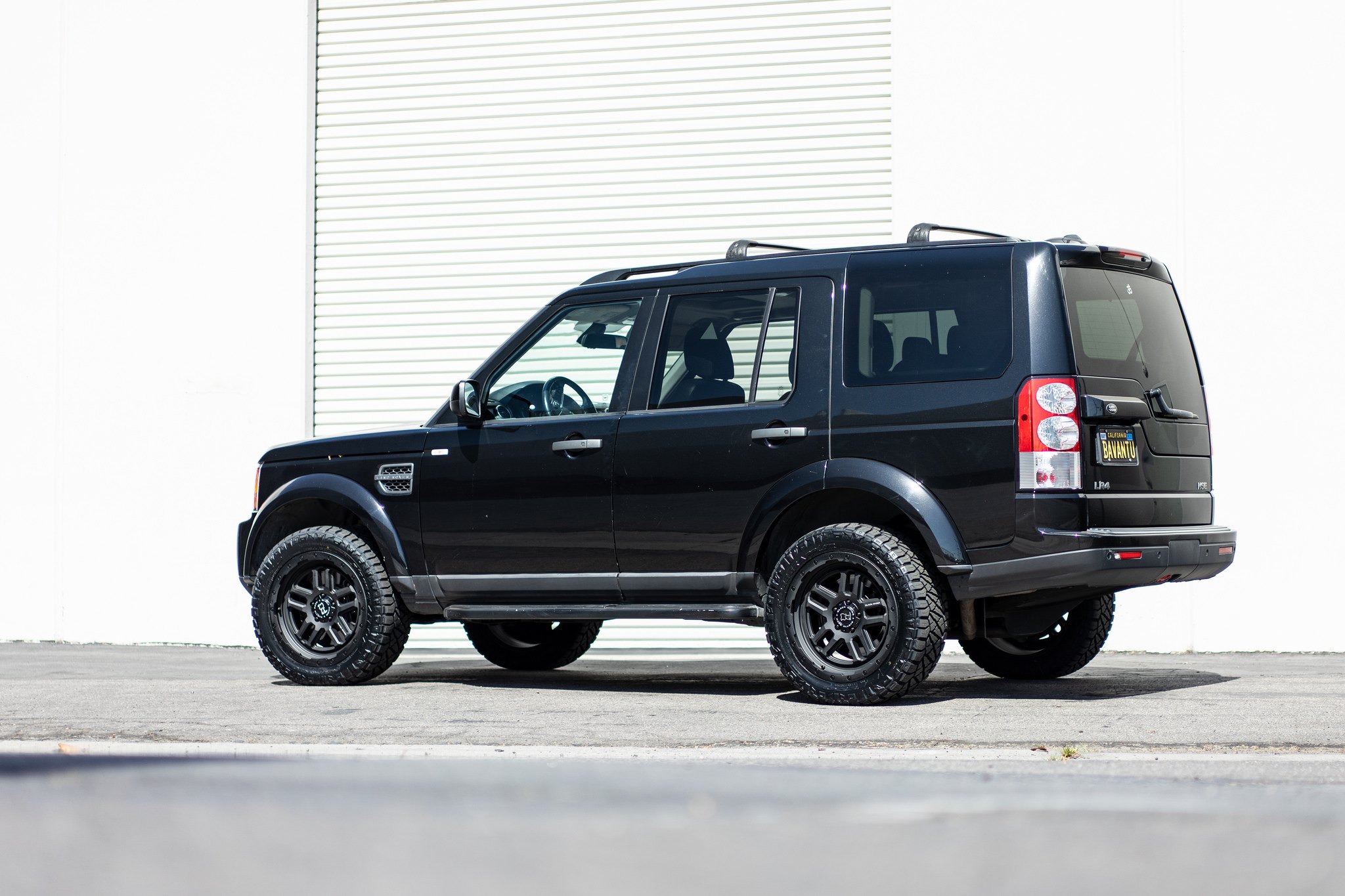 Aftermarket Running Boards on Black Land Rover Discovery - Photo by Black Rhino Wheels