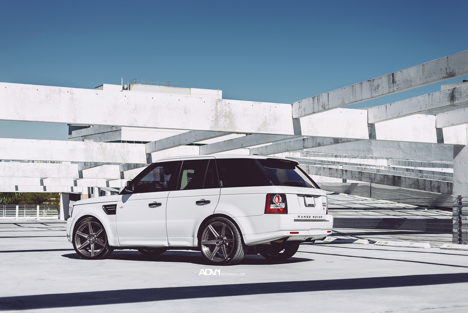 Roofline Spoiler with Light on White Range Rover Sport - Photo by ADV.1