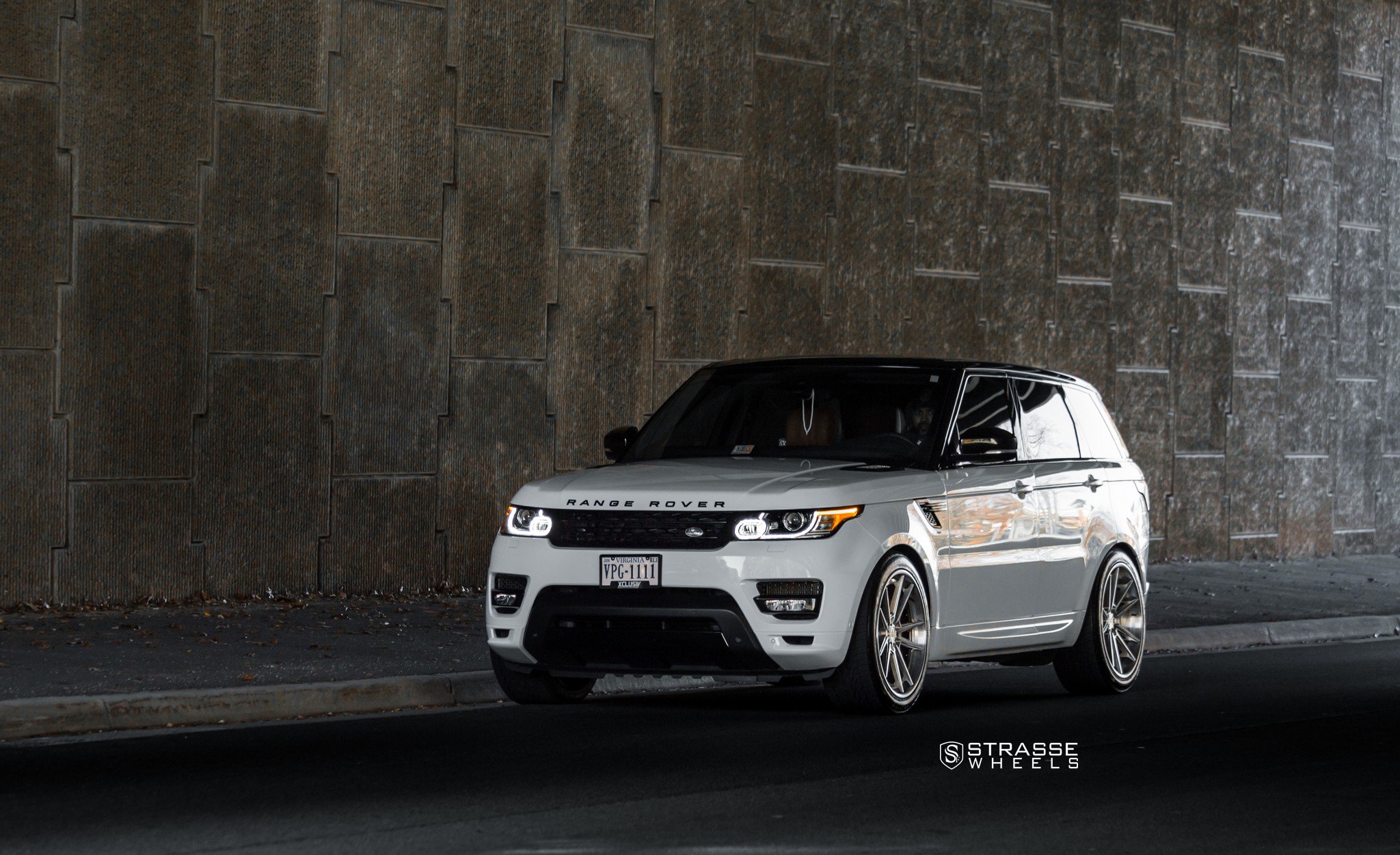 Aftermarket Projector Headlights on White Range Rover Sport - Photo by Strasse Forged