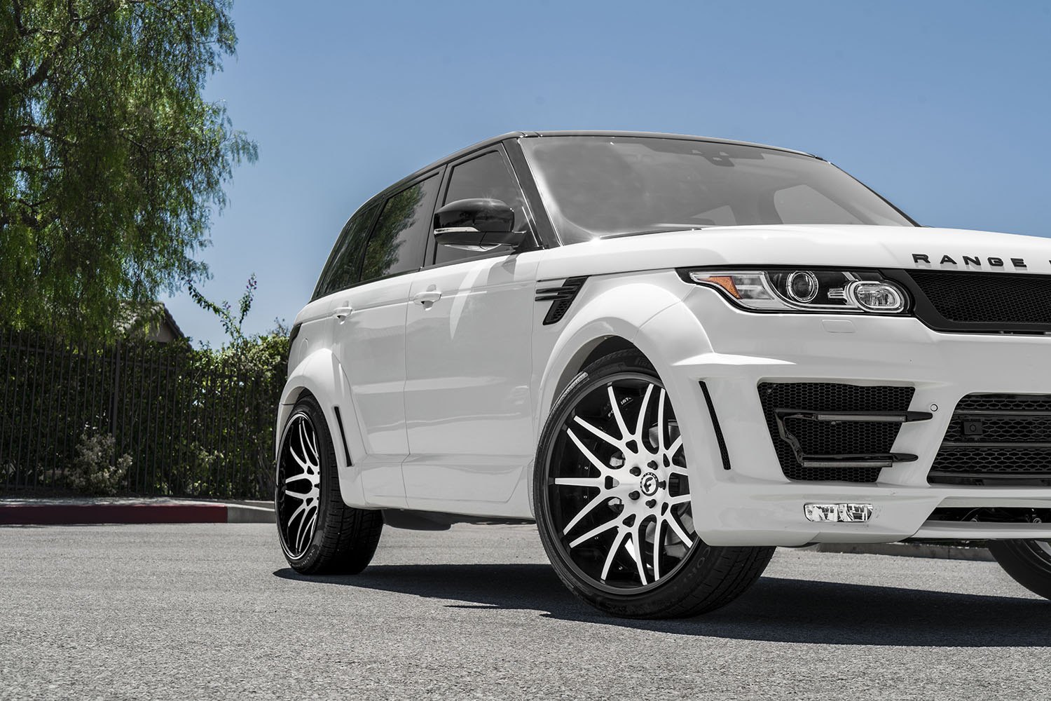 Aftermarket Side Scoops on White Range Rover Sport - Photo by Forgiato