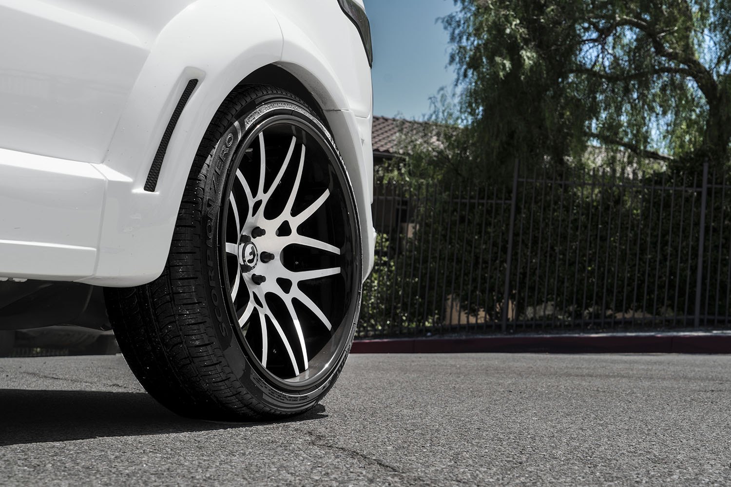 White Range Rover Sport with Custom Forgiato Wheels - Photo by Forgiato