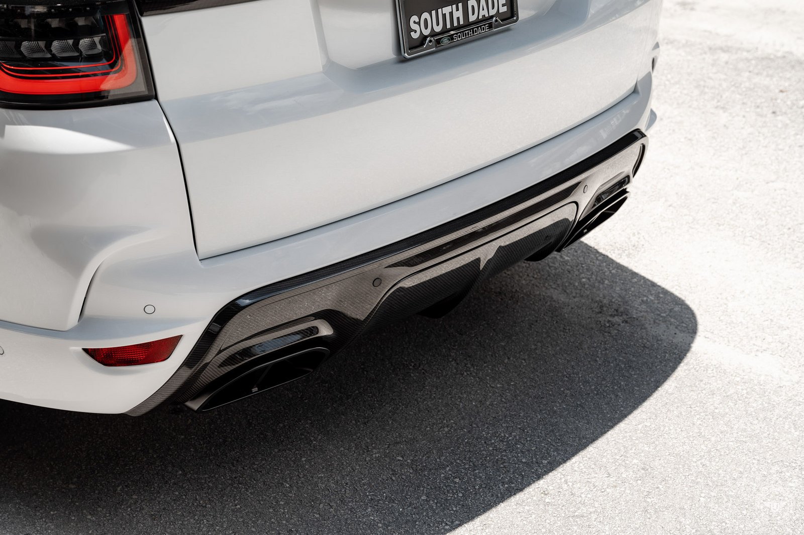 White Range Rover Sport with Aftermarket Carbon Fiber Rear Diffuser - Photo by Vossen