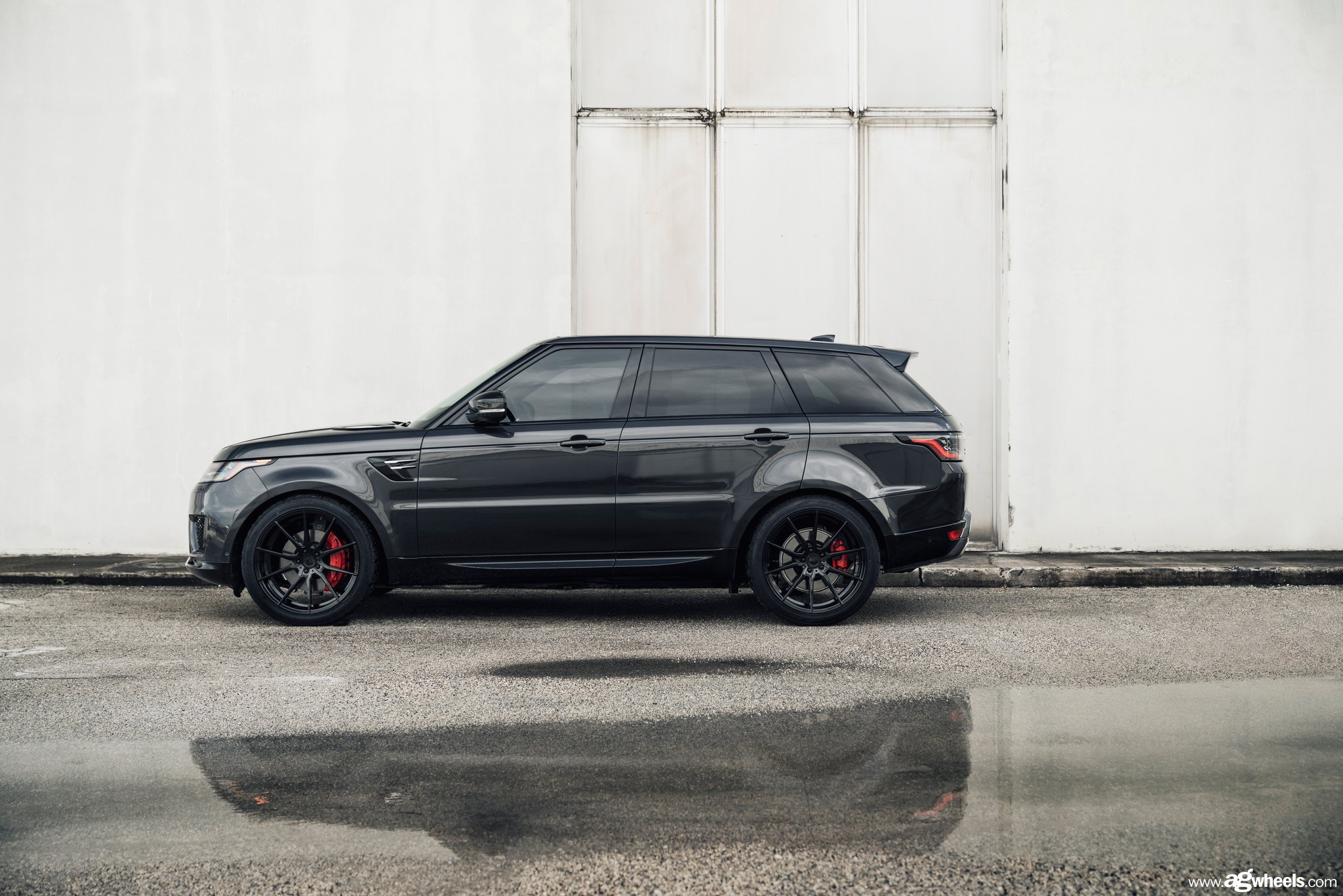 Gray Range Rover Sport with Aftermarket Side Skirts - Photo by Avant Garde Wheels