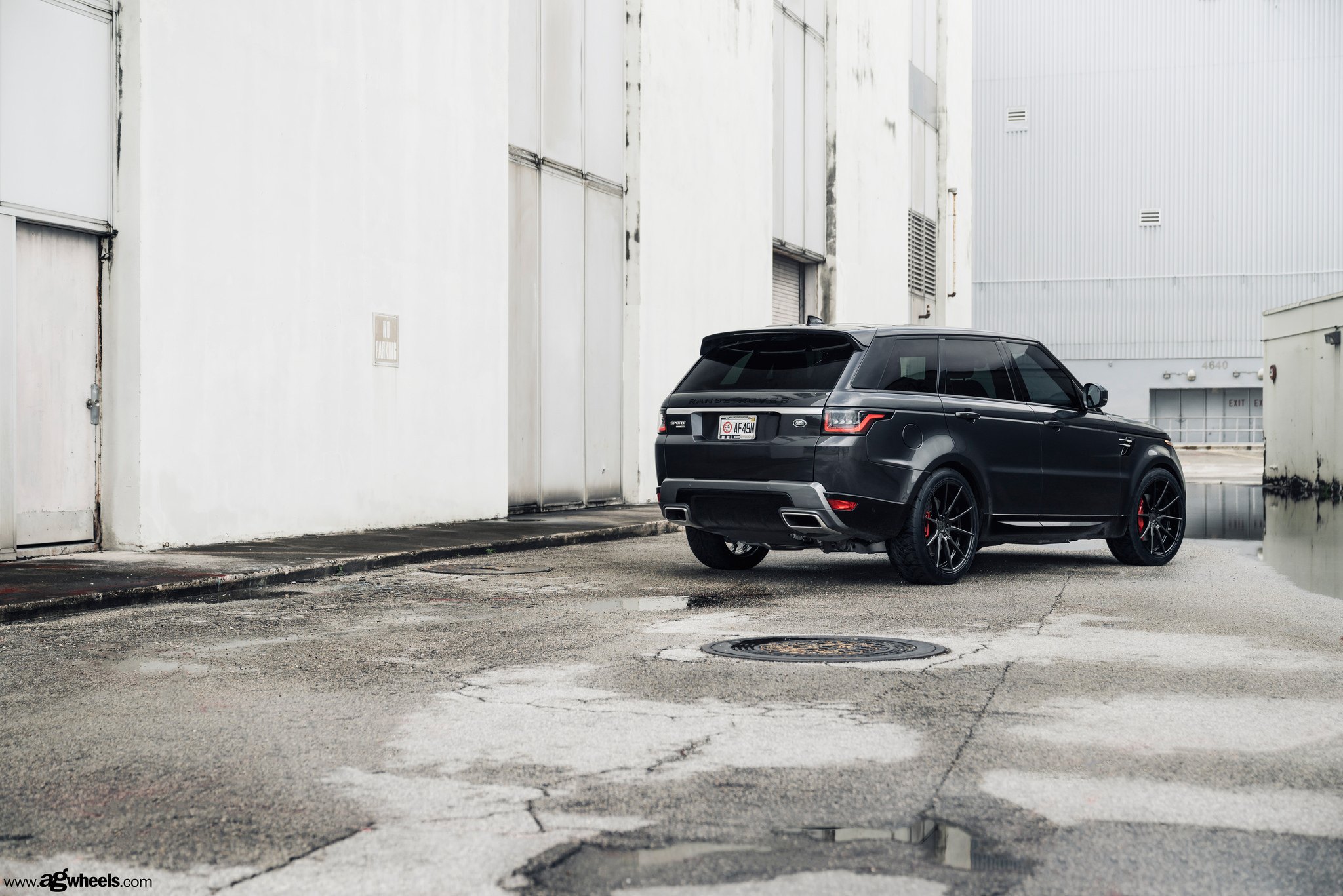 Gray Range Rover Sport with Aftermarket Rear Diffuser - Photo by Avant Garde Wheels