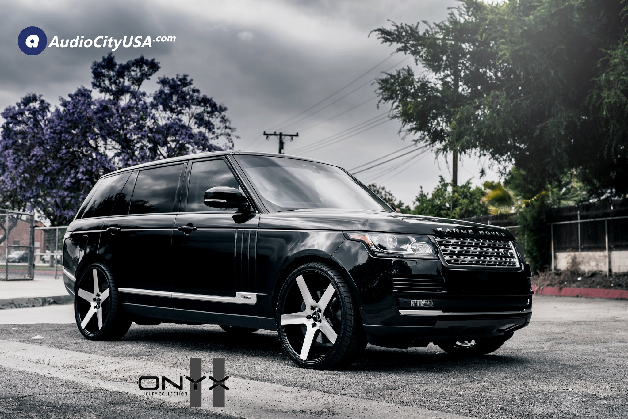 Black Range Rover with Chrome Onyx Wheels - Photo by Rennen International