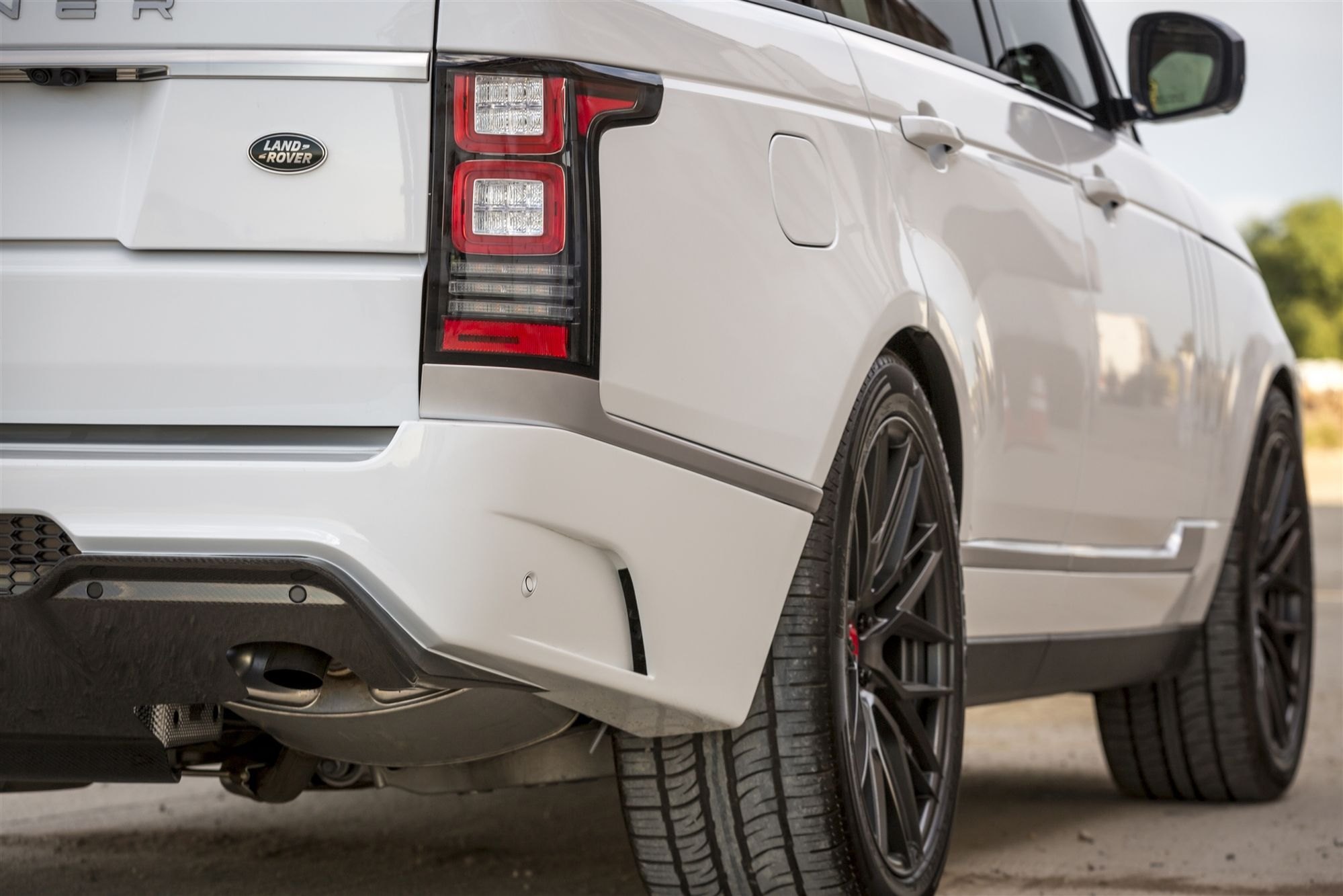 White Range Rover with Red Clear LED Taillights - Photo by Vorstiner