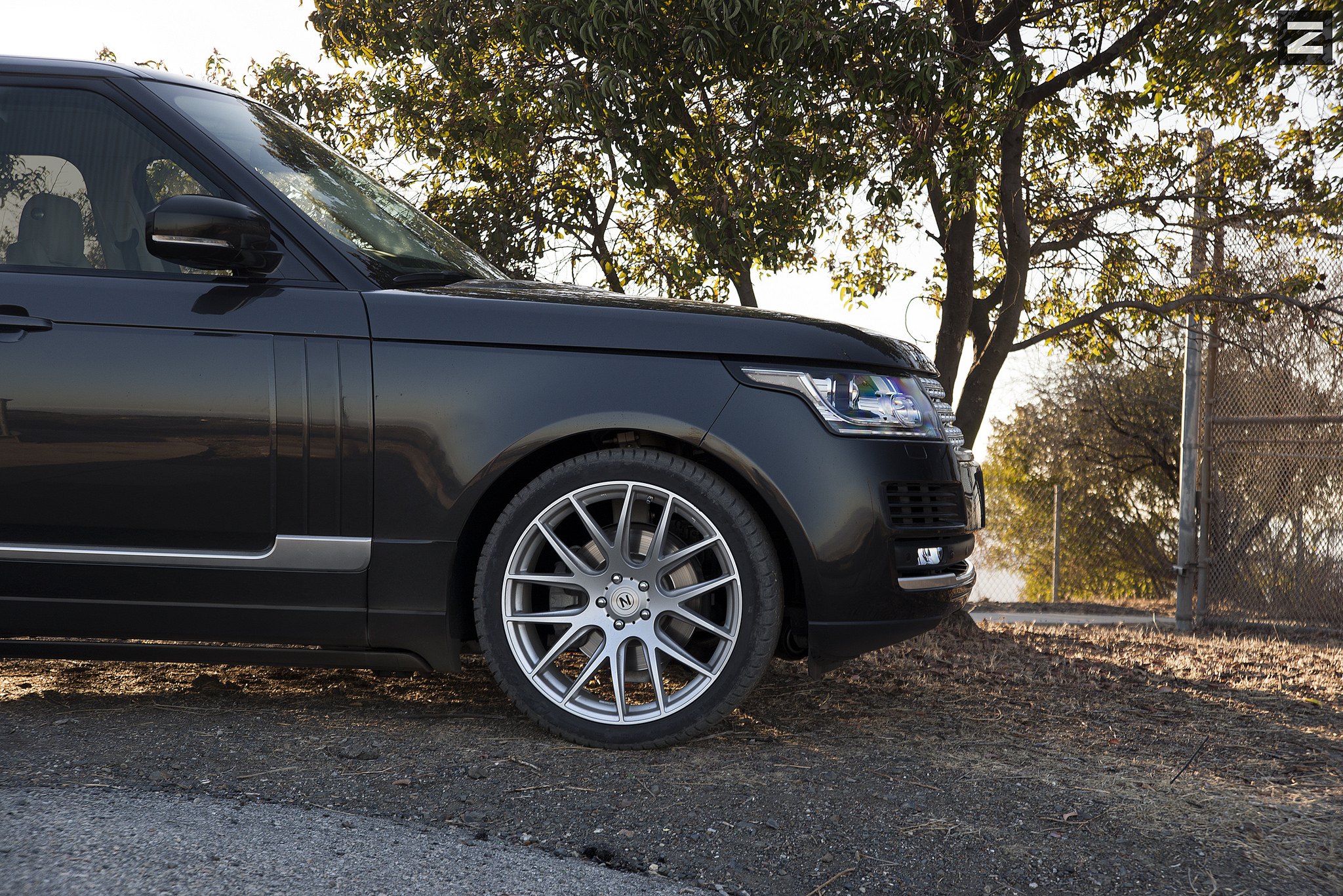 Aftermarket Running Boards on Black Range Rover - Photo by Zito Wheels