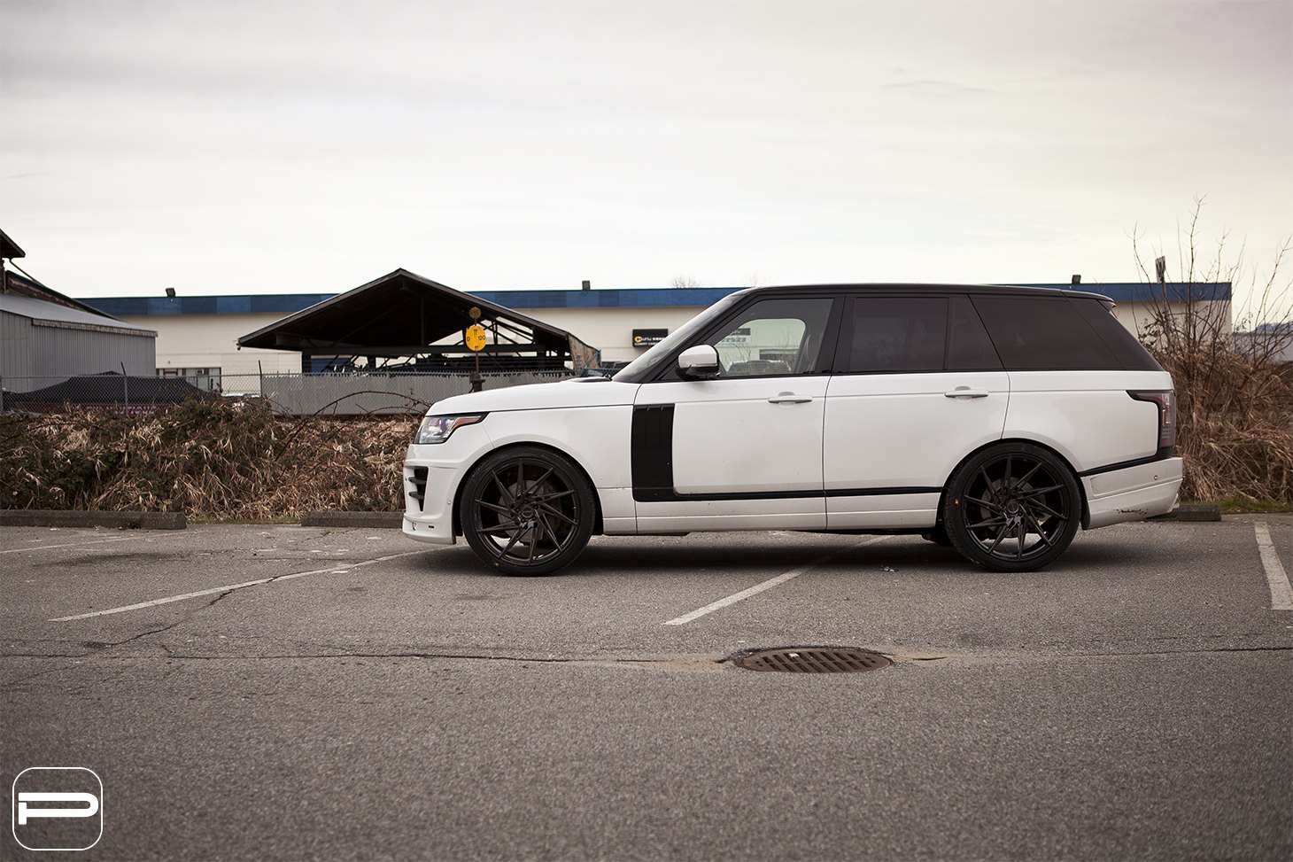 Aftermarket Side Skirts on White Range Rover - Photo by PUR Wheels