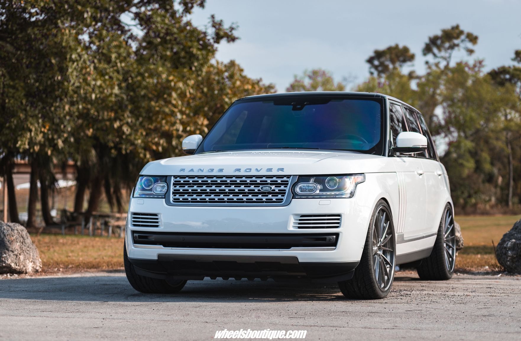 Chrome Mesh Grille on White Range Rover - Photo by Anrky Wheels
