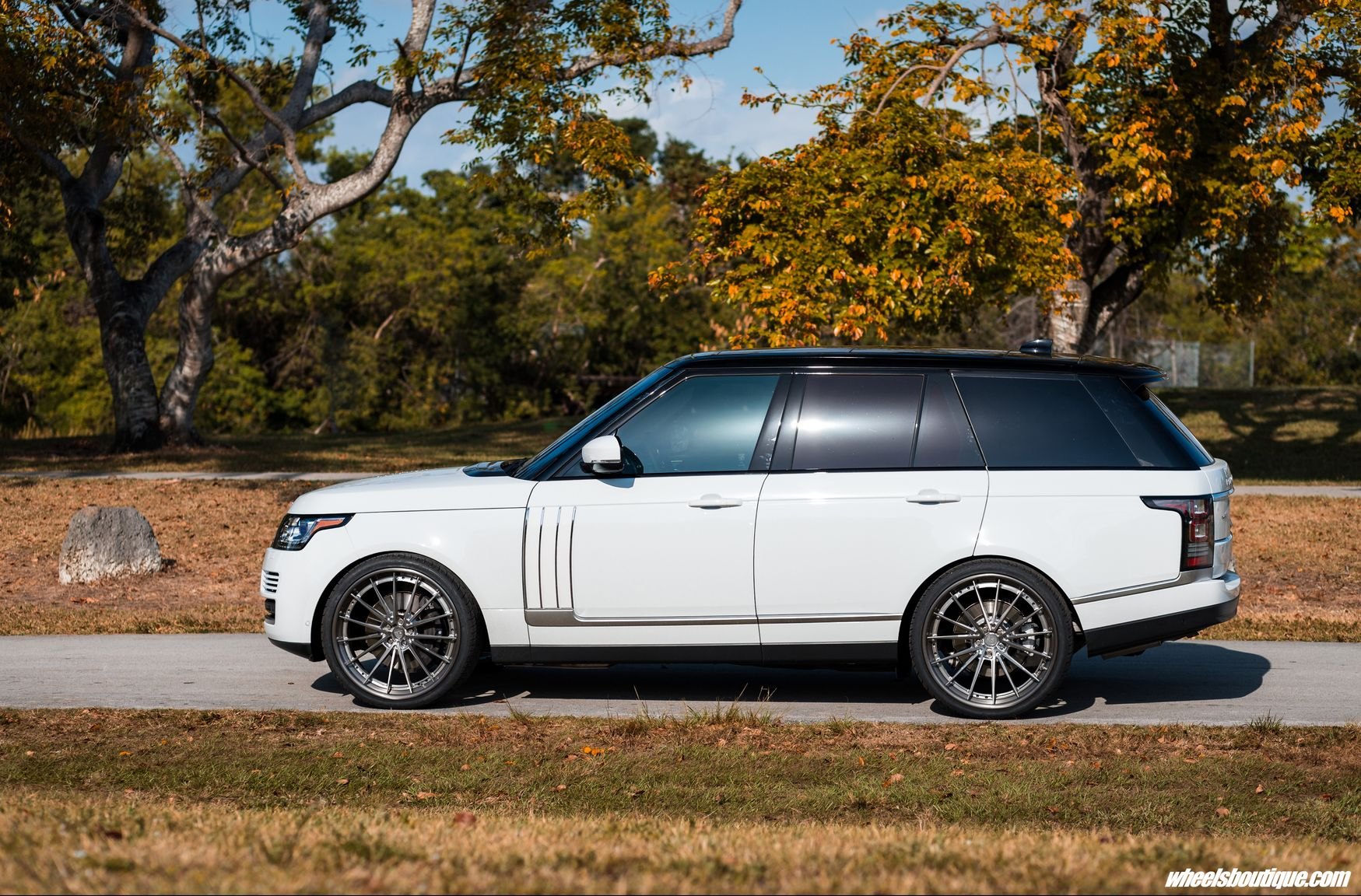 White Range Rover with Satin Gunmetal Anrky Wheels - Photo by Anrky Wheels