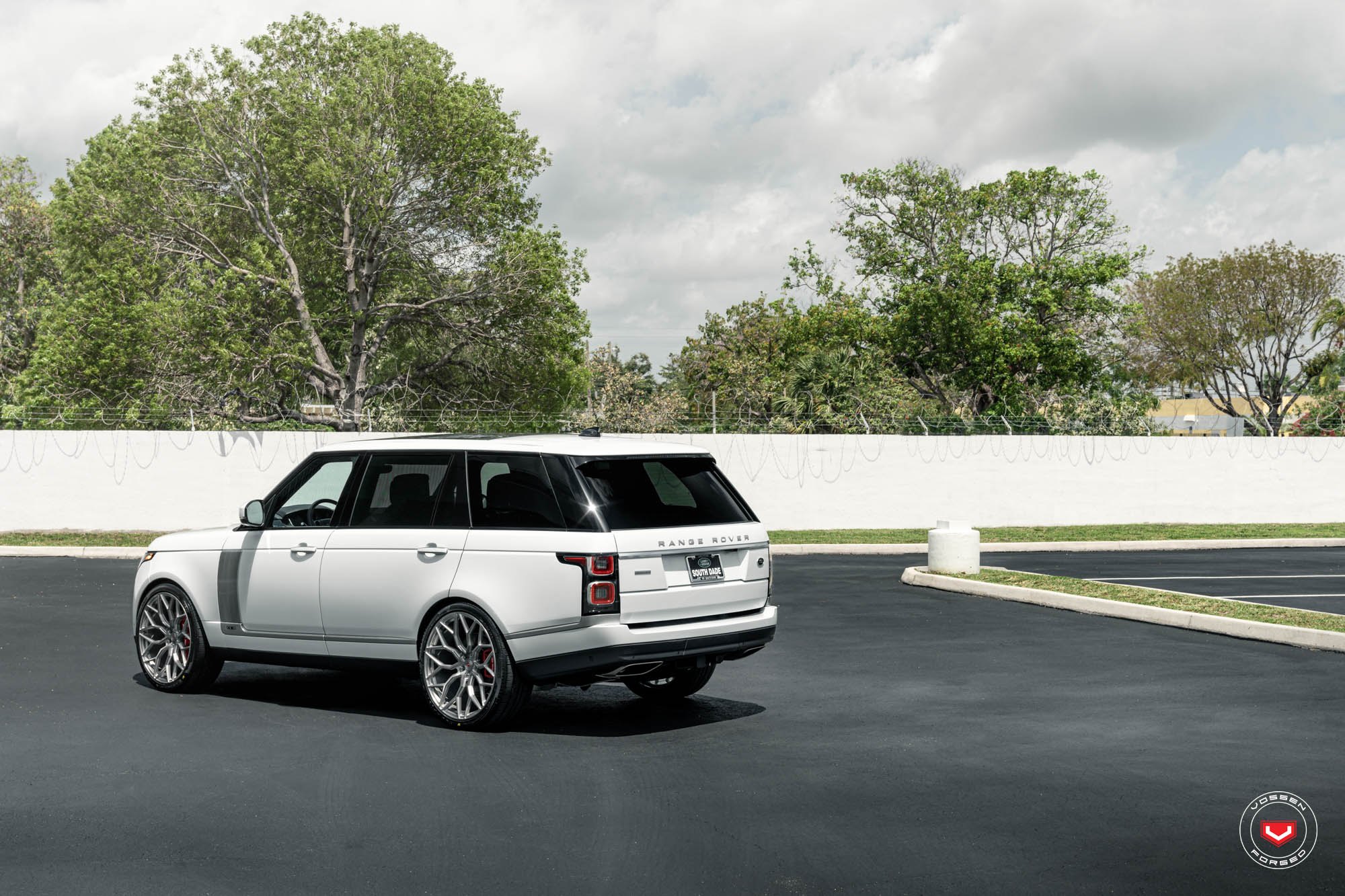 White Range Rover with Aftermarket Red LED Taillights - Photo by Vossen
