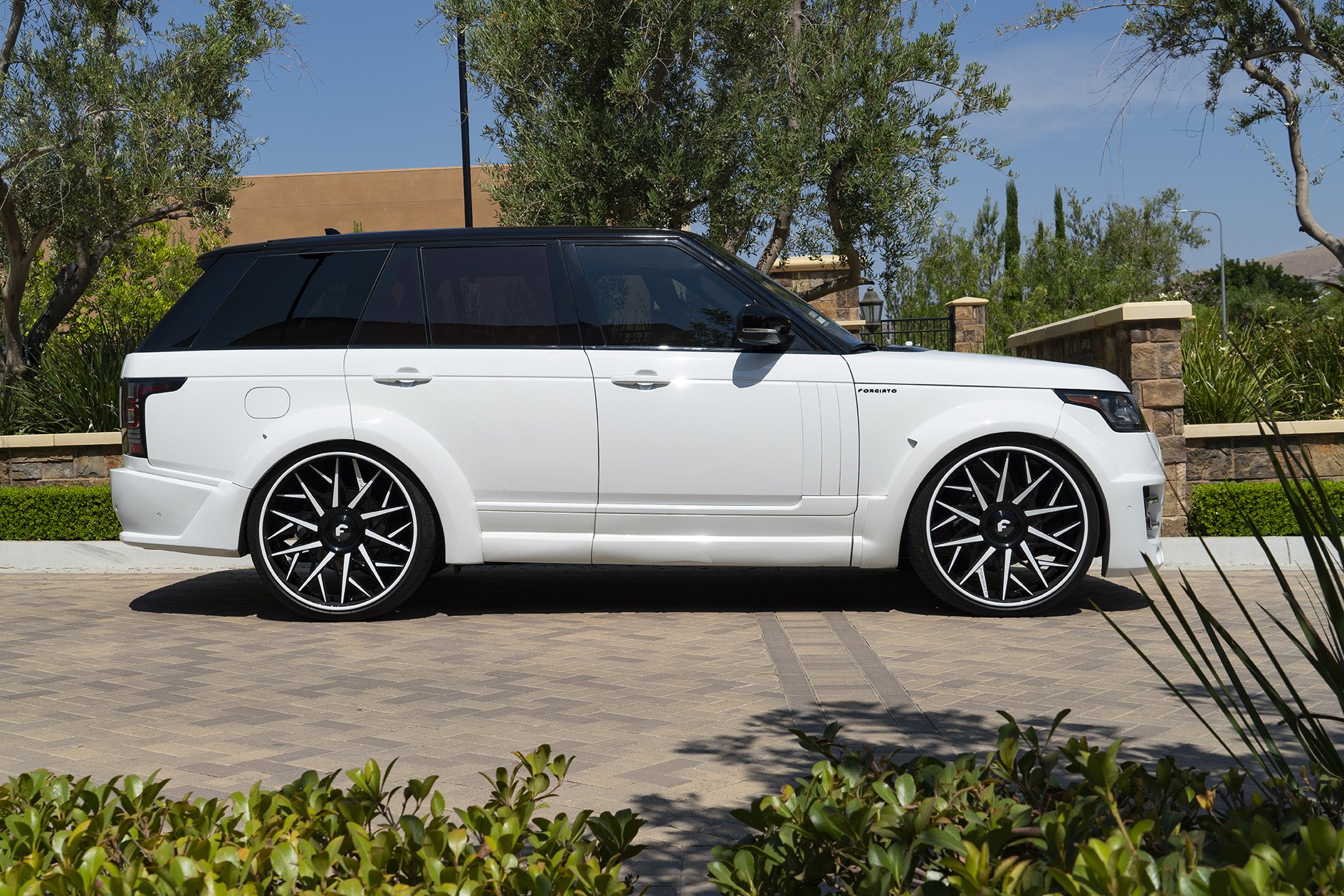White Range Rover with Aftermarket Side Skirts - Photo by Forgiato