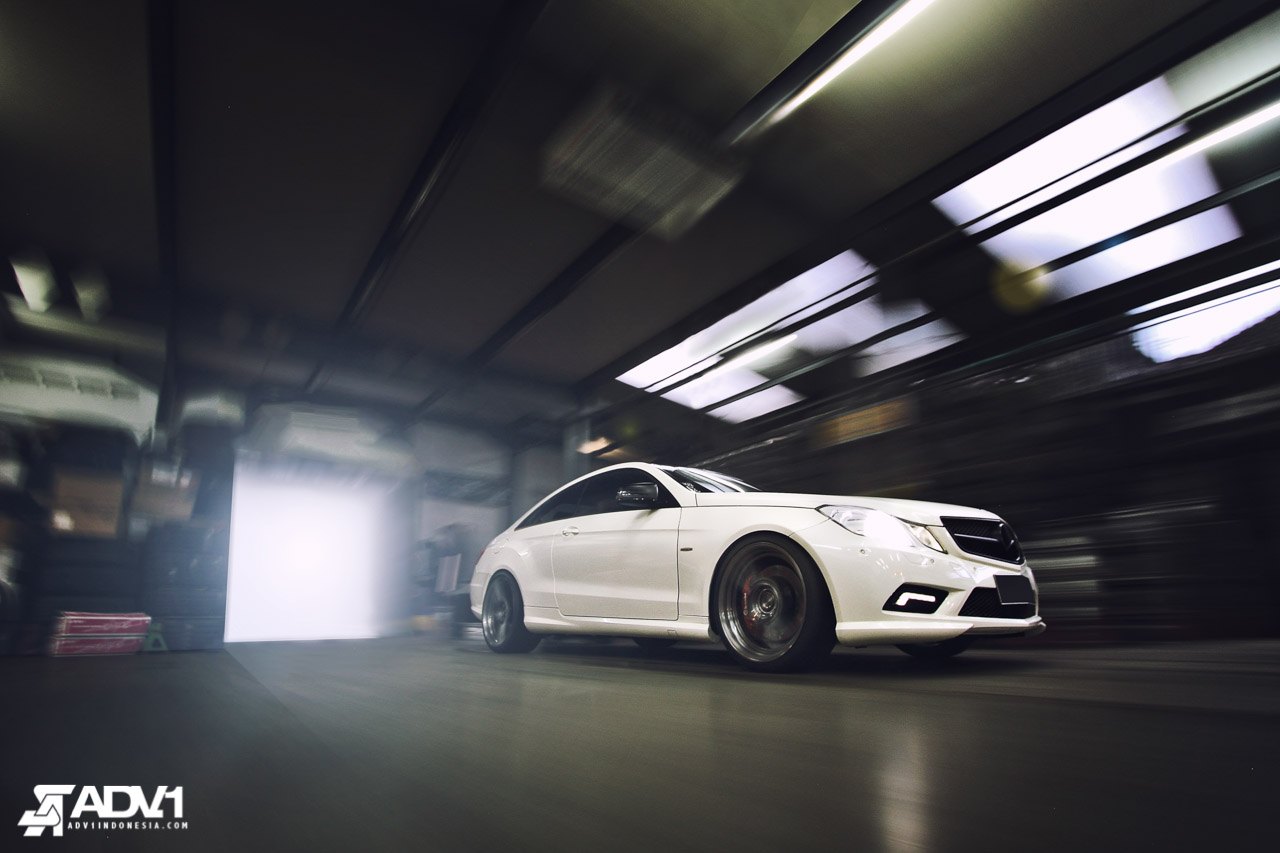 White Mercedes E-Class Coupe With Black Custom Grille - Photo by ADV.1