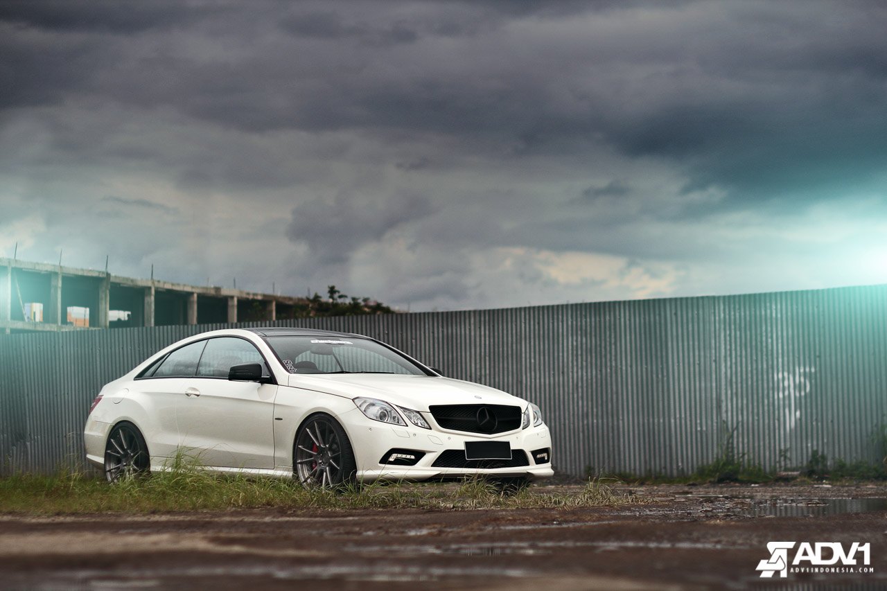 Black Grille and Custom Wheels on Mercedes E-Class Coupe - Photo by ADV.1