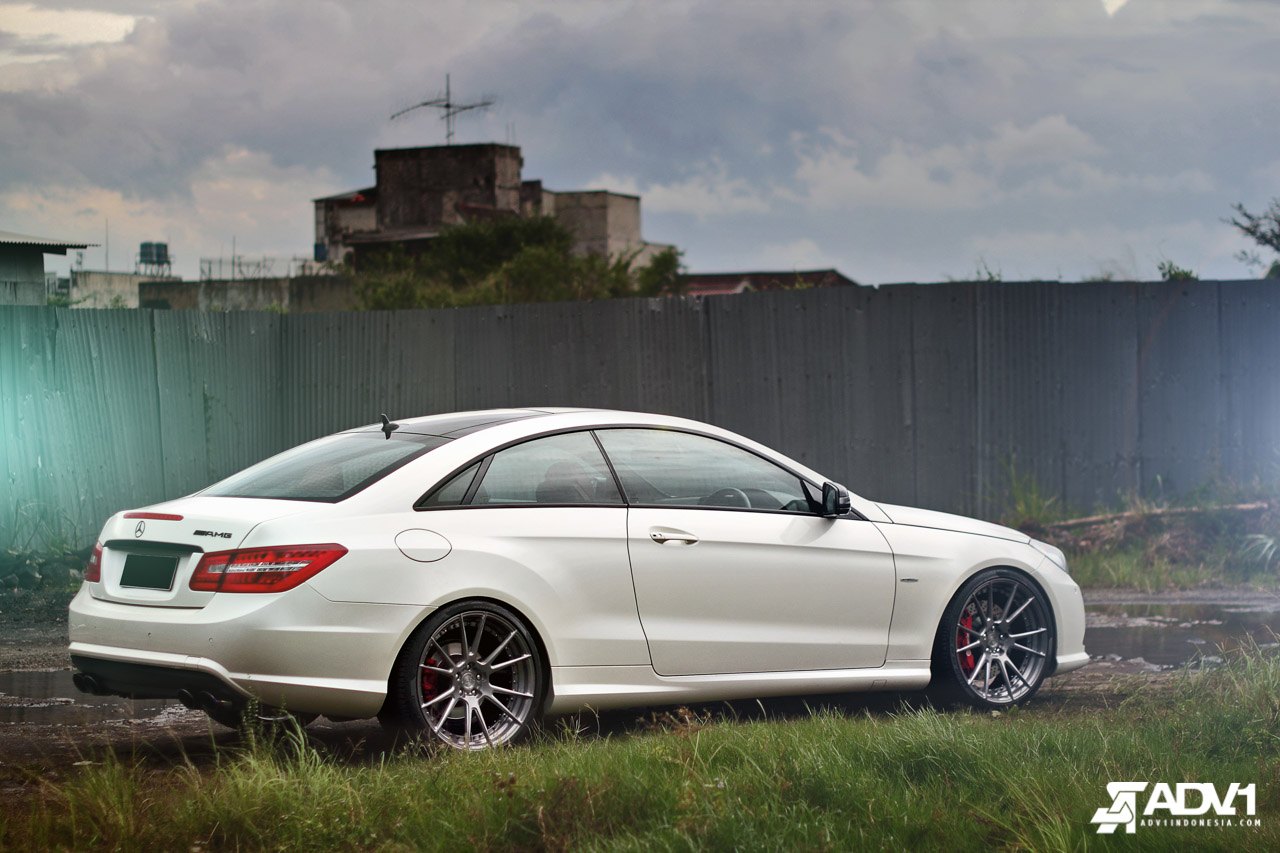Red Brakes and Black Roof on White Mercedes C-Class Coupe - Photo by ADV.1