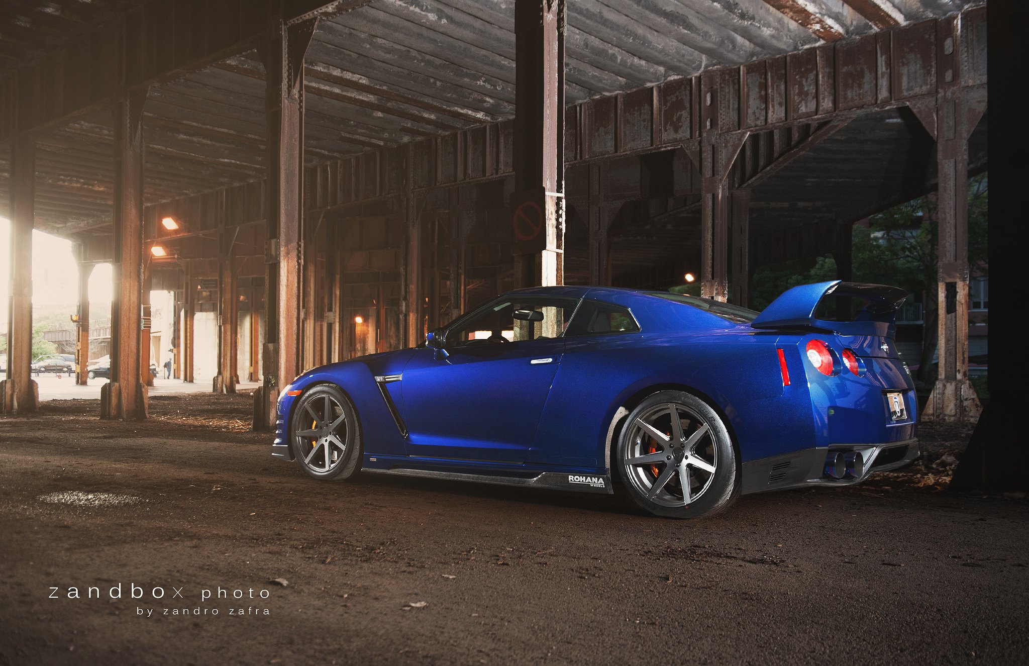 Custom Style Rear Spoiler on Blue Nissan GT-R - Photo by zandbox