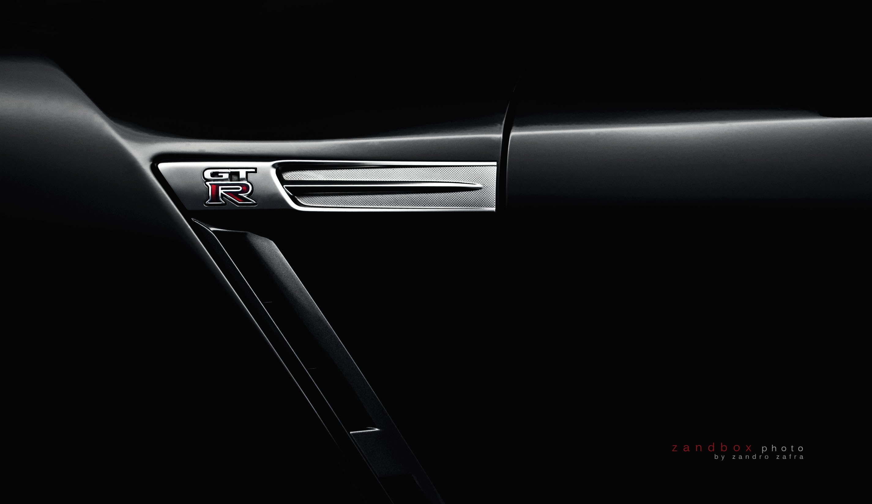 Black Nissan GT-R with Chrome Side Vents - Photo by zandbox