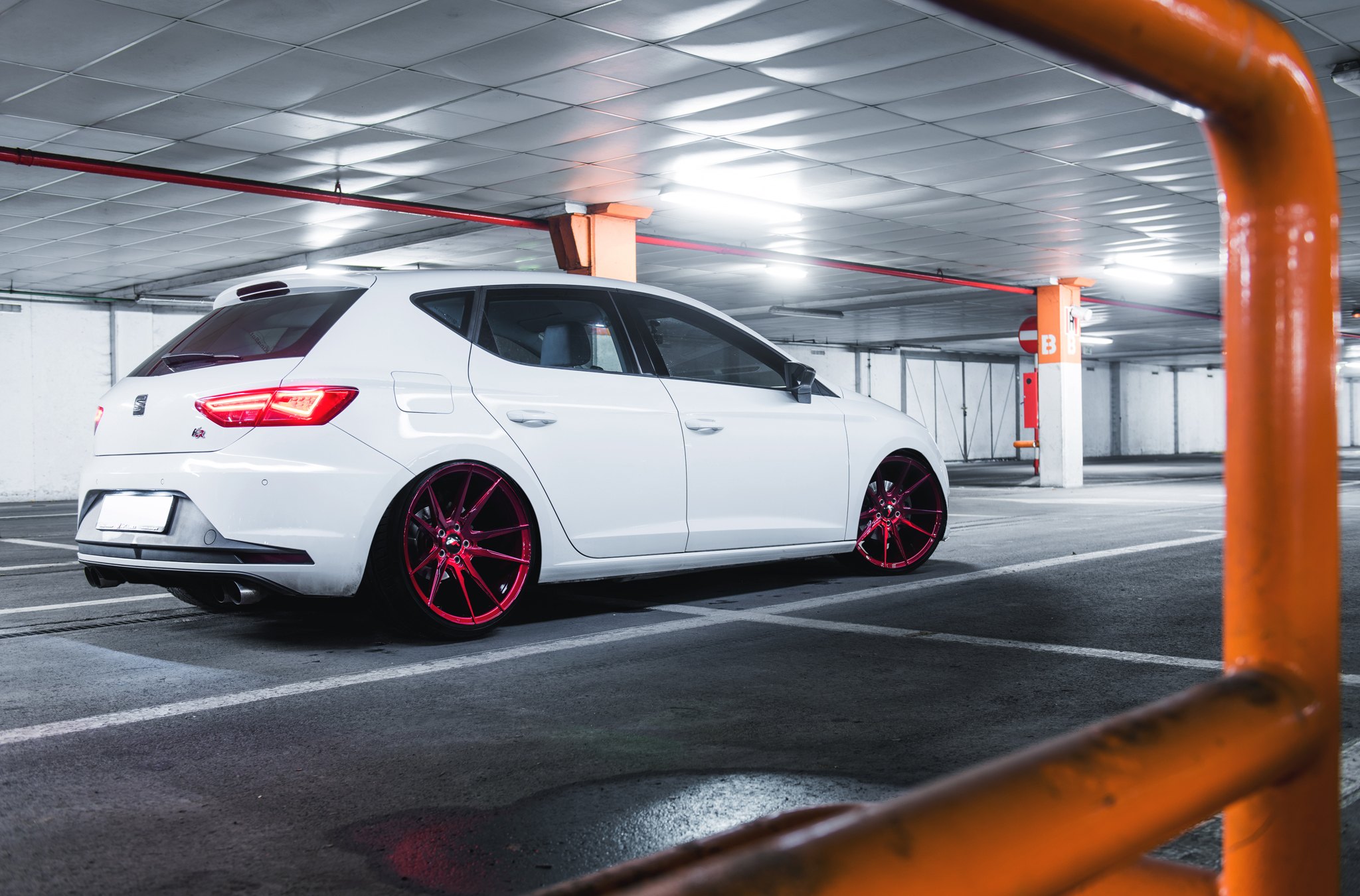 White Seat Leon with Red JR Wheels - Photo by JR Wheels